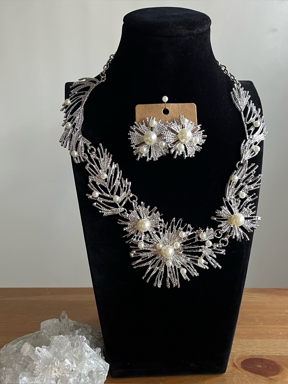 Jewelry set necklace and earrings Silvertone brand new redescription